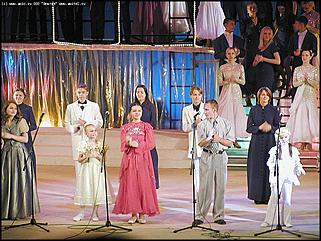    Город празднует