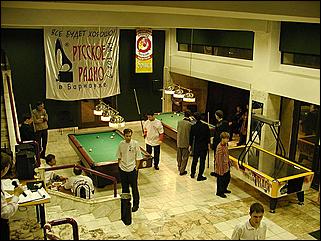    "Федерация бильярдного спорта края проводит командный турнир по американскому пулу между информационными спонсорами федерации."