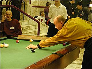    "Федерация бильярдного спорта края проводит командный турнир по американскому пулу между информационными спонсорами федерации."