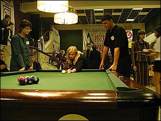    "Федерация бильярдного спорта края проводит командный турнир по американскому пулу между информационными спонсорами федерации."