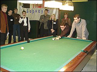    "Федерация бильярдного спорта края проводит командный турнир по американскому пулу между информационными спонсорами федерации."