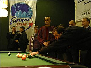    "Федерация бильярдного спорта края проводит командный турнир по американскому пулу между информационными спонсорами федерации."