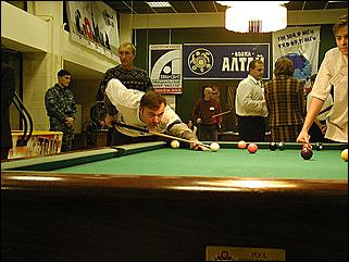    "Федерация бильярдного спорта края проводит командный турнир по американскому пулу между информационными спонсорами федерации."