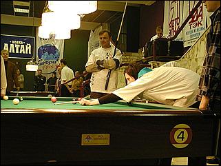    "Федерация бильярдного спорта края проводит командный турнир по американскому пулу между информационными спонсорами федерации."