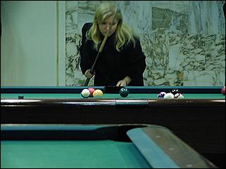    "Федерация бильярдного спорта края проводит командный турнир по американскому пулу между информационными спонсорами федерации."