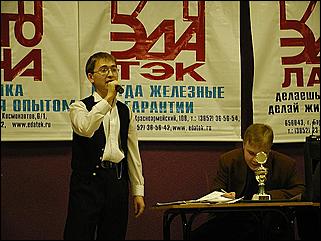    "Федерация бильярдного спорта края проводит командный турнир по американскому пулу между информационными спонсорами федерации."