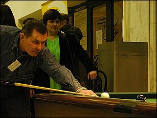    "Федерация бильярдного спорта края проводит командный турнир по американскому пулу между информационными спонсорами федерации."