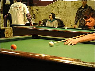    "Федерация бильярдного спорта края проводит командный турнир по американскому пулу между информационными спонсорами федерации."