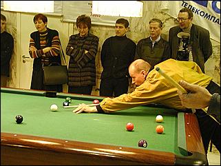    "Федерация бильярдного спорта края проводит командный турнир по американскому пулу между информационными спонсорами федерации."