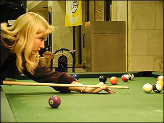    "Федерация бильярдного спорта края проводит командный турнир по американскому пулу между информационными спонсорами федерации."