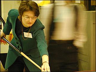    "Федерация бильярдного спорта края проводит командный турнир по американскому пулу между информационными спонсорами федерации."