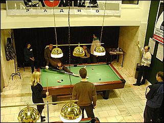    "Федерация бильярдного спорта края проводит командный турнир по американскому пулу между информационными спонсорами федерации."