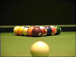    "Федерация бильярдного спорта края проводит командный турнир по американскому пулу между информационными спонсорами федерации."