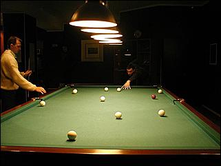    "Федерация бильярдного спорта края проводит командный турнир по американскому пулу между информационными спонсорами федерации."