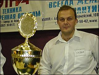    "Федерация бильярдного спорта края проводит командный турнир по американскому пулу между информационными спонсорами федерации."