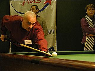    "Федерация бильярдного спорта края проводит командный турнир по американскому пулу между информационными спонсорами федерации."