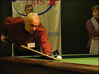    "Федерация бильярдного спорта края проводит командный турнир по американскому пулу между информационными спонсорами федерации."