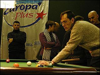    "Федерация бильярдного спорта края проводит командный турнир по американскому пулу между информационными спонсорами федерации."