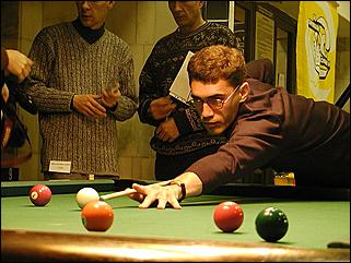    "Федерация бильярдного спорта края проводит командный турнир по американскому пулу между информационными спонсорами федерации."