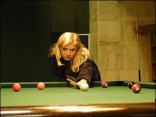    "Федерация бильярдного спорта края проводит командный турнир по американскому пулу между информационными спонсорами федерации."