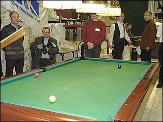    "Федерация бильярдного спорта края проводит командный турнир по американскому пулу между информационными спонсорами федерации."