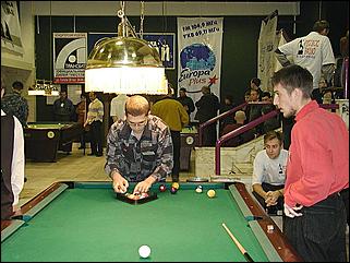    "Федерация бильярдного спорта края проводит командный турнир по американскому пулу между информационными спонсорами федерации."