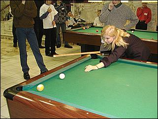    "Федерация бильярдного спорта края проводит командный турнир по американскому пулу между информационными спонсорами федерации."