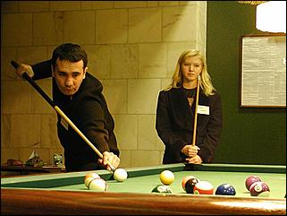    "Федерация бильярдного спорта края проводит командный турнир по американскому пулу между информационными спонсорами федерации."