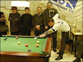    "Федерация бильярдного спорта края проводит командный турнир по американскому пулу между информационными спонсорами федерации."