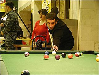    "Федерация бильярдного спорта края проводит командный турнир по американскому пулу между информационными спонсорами федерации."