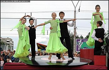    Карнавальное шествие "Радужная симфония"