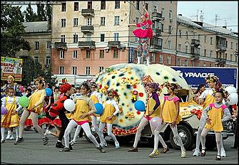    Карнавальное шествие "Радужная симфония"