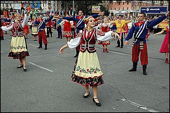    Карнавальное шествие "Радужная симфония"