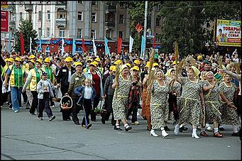    Карнавальное шествие "Радужная симфония"