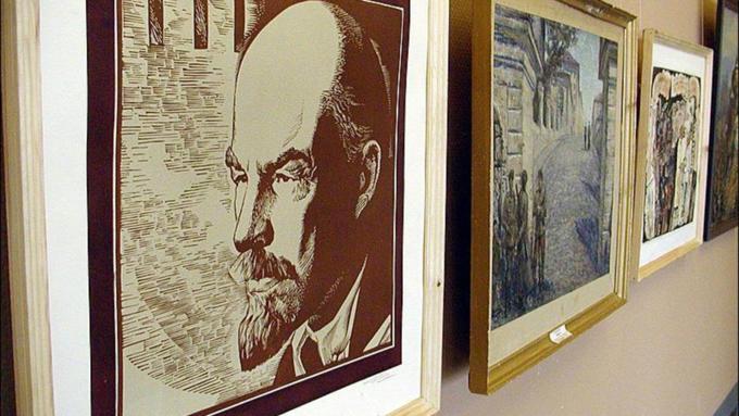    Выставочный зал Союза художников "Ленин жил, Ленин жив, Ленин будет жить!"