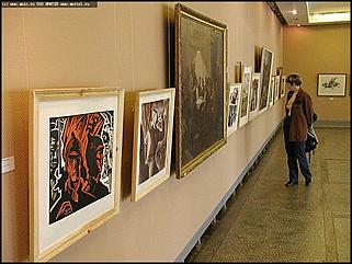    Выставочный зал Союза художников "Ленин жил, Ленин жив, Ленин будет жить!"