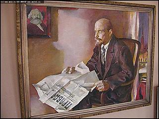    Выставочный зал Союза художников "Ленин жил, Ленин жив, Ленин будет жить!"