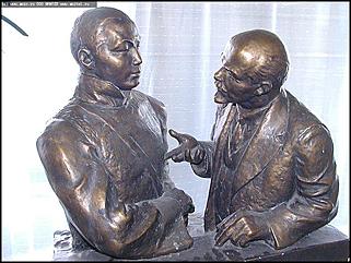    Выставочный зал Союза художников "Ленин жил, Ленин жив, Ленин будет жить!"