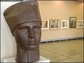    Выставочный зал Союза художников "Ленин жил, Ленин жив, Ленин будет жить!"