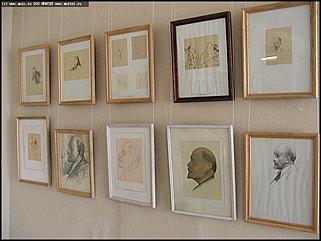    Выставочный зал Союза художников "Ленин жил, Ленин жив, Ленин будет жить!"