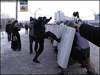    "В Барнауле прошли учения по разгону несанкционированного митинга"