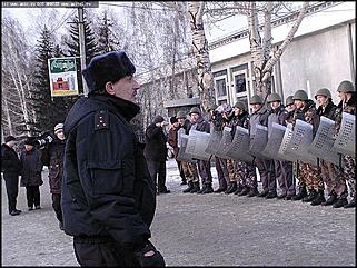    "В Барнауле прошли учения по разгону несанкционированного митинга"