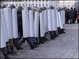    "В Барнауле прошли учения по разгону несанкционированного митинга"