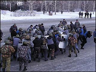    "В Барнауле прошли учения по разгону несанкционированного митинга"