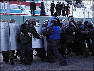    "В Барнауле прошли учения по разгону несанкционированного митинга"