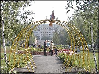    Город украшает себя