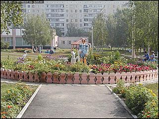    Город украшает себя