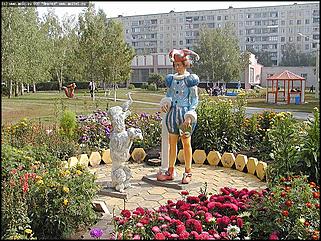    Город украшает себя