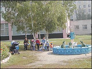    Город украшает себя