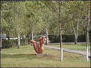    Город украшает себя